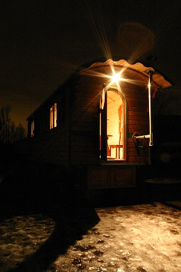 Roulotte dans la neige.