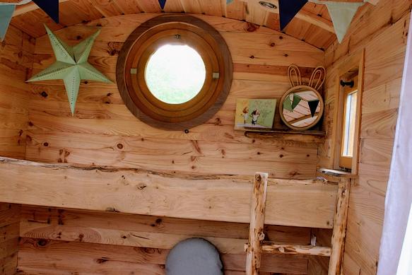 Roulotte près de la rivière la Durance. 