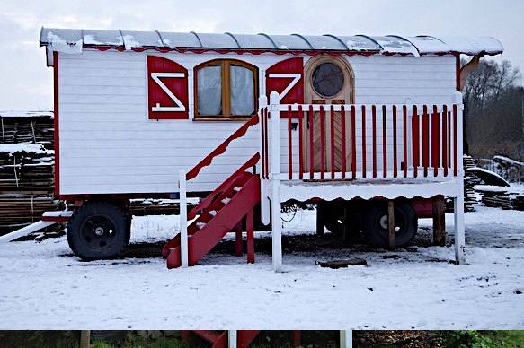 Extérieur de la roulotte jacuzzi avec terrasse sur le côtée.