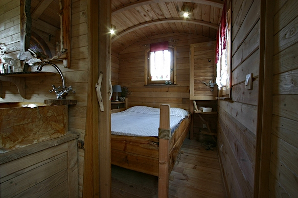 Vue entre la salle de bain et la chambre.