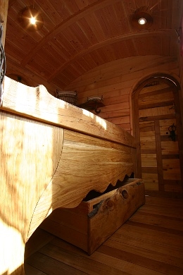 Lit artisanal de la roulotte en Acacia.
