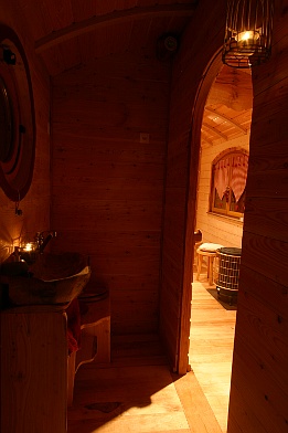 Roulotte avec terrasse sur le devant.