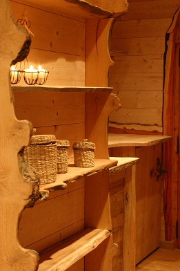 Etagères dans le couloir.