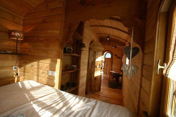 Chambre avec étagères.