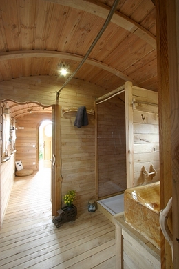 Douche de la roulotte avec un rideau.