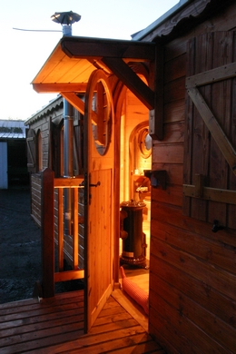 Terrasse de la roulotte de nuit.