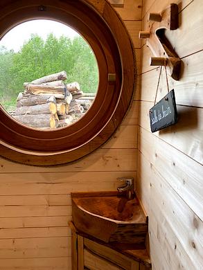 Salle de bain roulotte avec grand oeil de boeuf.