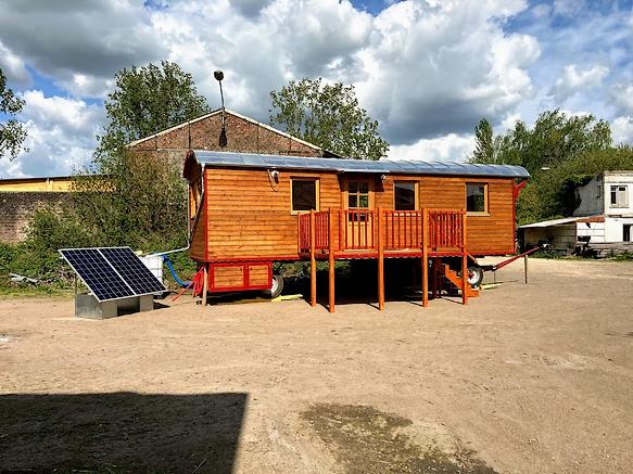roulotte équipée de panneaux solaires. 