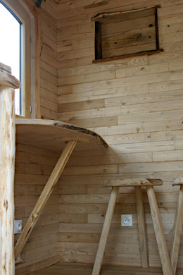 Roulotte avec table rabattable dans le séjour.