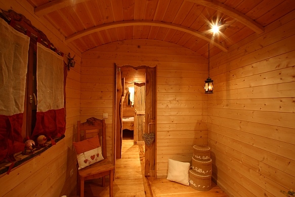 Prolongemlent du séjour, de la salle de bain et de la chambre de la roulotte.