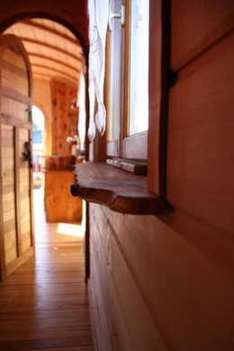 Détail de l'appuie de fenêtre de la roulotte.