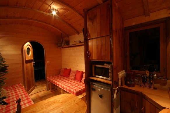 Colonne en bois pour le réfrigérateur.