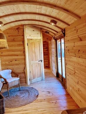 roulotte toute équipée en Provence près de Robion pour deux personnes.