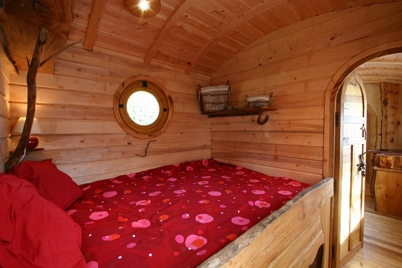 Table de chevêt en bois très naturelle.