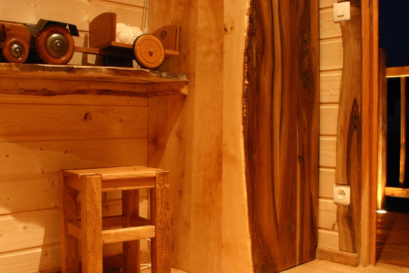 Roulotte avec tabourets en bois.