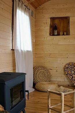 roulotte avec le petit poêle à bois godin cube.