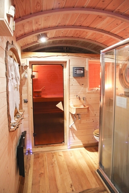 Sauna et douche en pierre bleu.