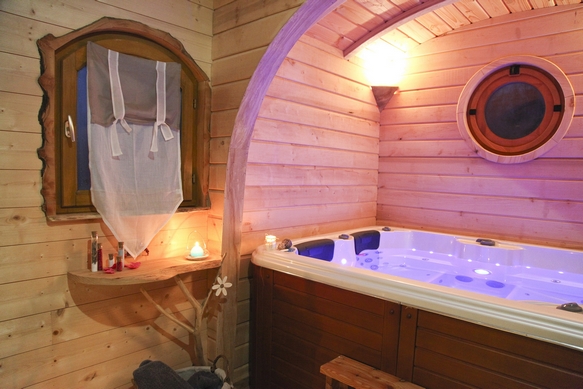 Oeil de boeuf au dessus du jacuzzi de la roulotte.