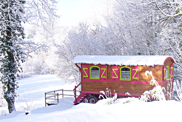 Roulotte dans la neige.