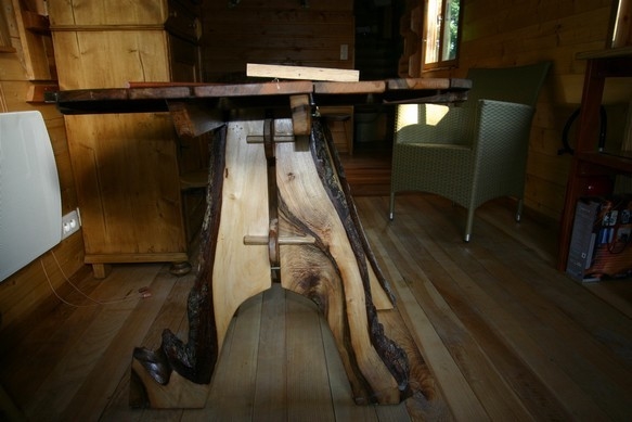 Table en Noyer à l'intérieur de la roulotte.