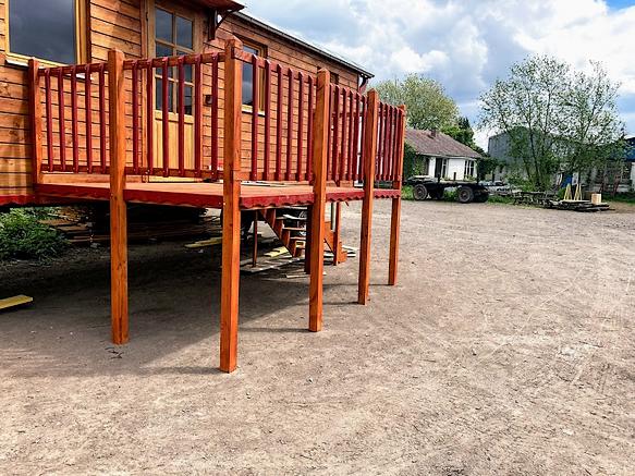 Terrasse en Douglas de la roulotte autonome. 