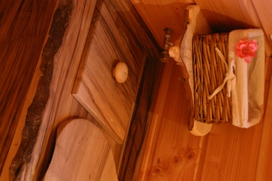 Toilette sèche artisanal dans la roulotte.