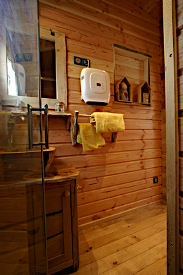 Bac à douche de la roulotte en pierre bleu.