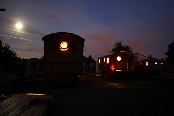 Roulottes prisent en photos la nuit.