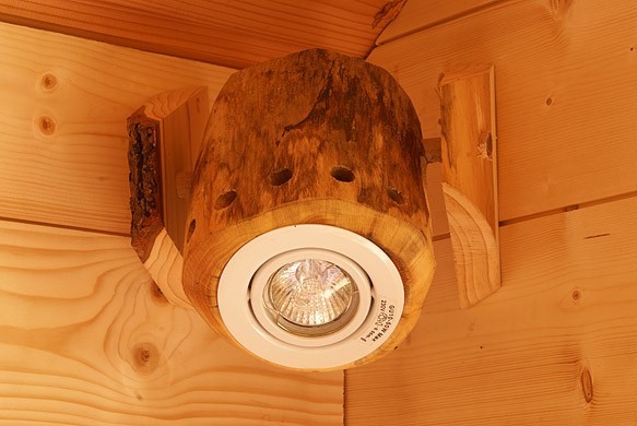 Lampe orientable en bois.