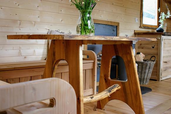 Table et bancs du séjour de la roulotte.