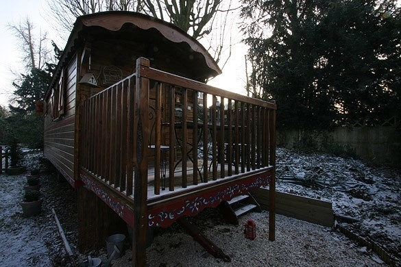 Gande terrasse en Chêne sur le devant de la roulotte