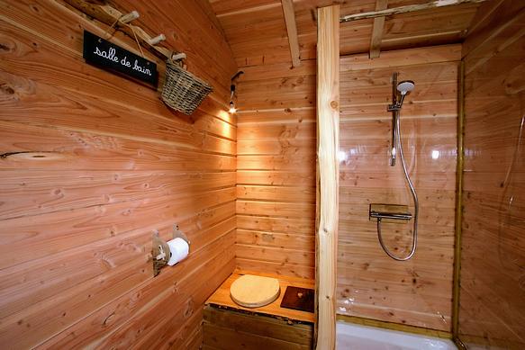 Toilette sèche et douche de la roulotte.