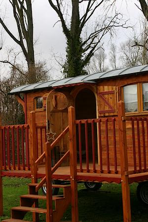volet en bois arrondie de la roulotte.