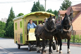 Roulotte hippomobile tracté par un cheval